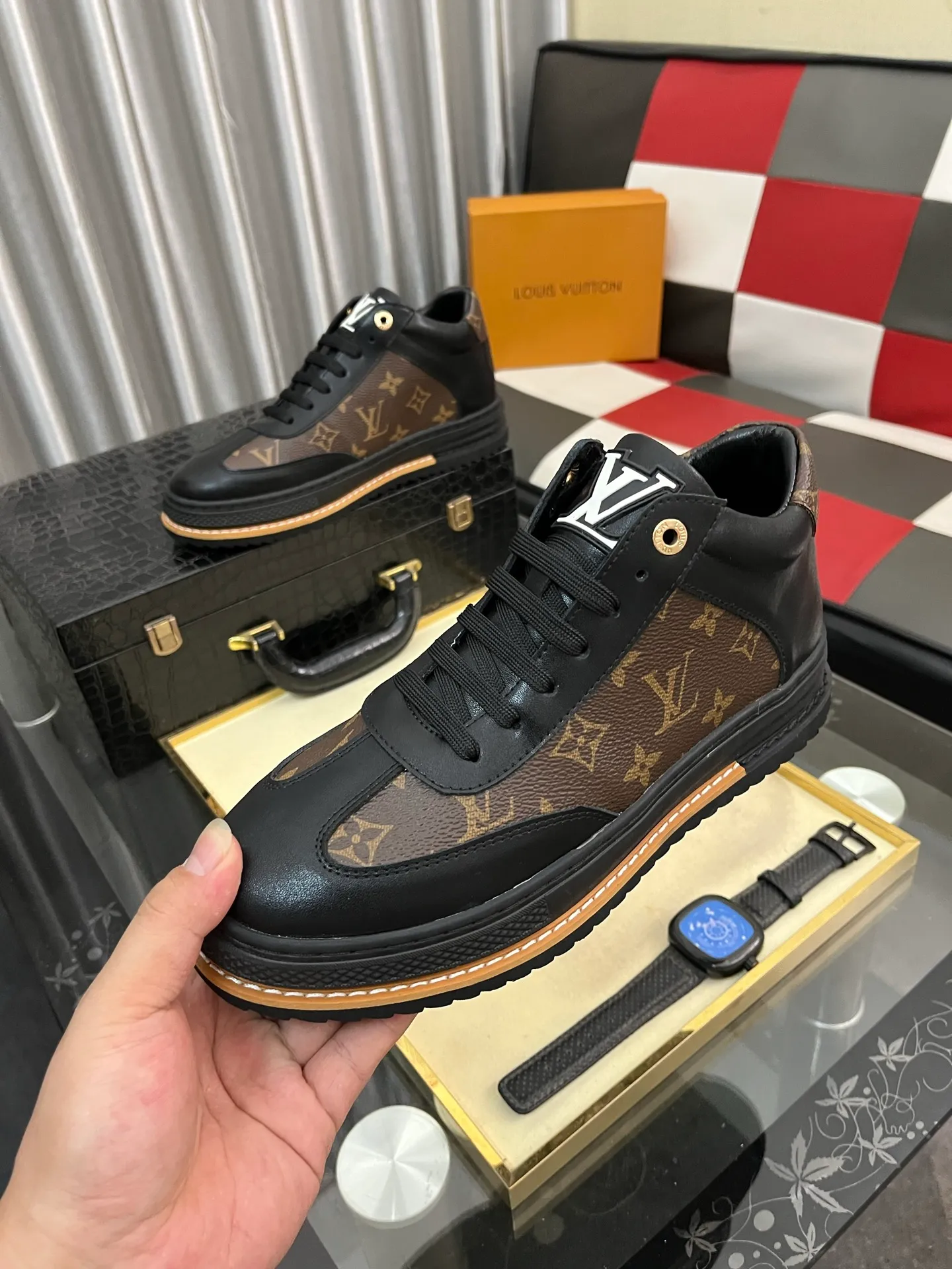 Men's shoes💰: 420⌚️⌚️"LOUI* VUITTO*" popular men's casual shoes, genuine Italian development💯purchase level quality✔️The upper is made of first-layer cowhide, comfortable and soft sheepskin foot pads⚡️Fashionable and versatile. The toe last shape is firm and full, and the soles are made from LV original molds and can be moved in and out of the counter at will. Light and comfortable on the foot~purely handmade, details determine quality! Size:38-442️⃣Colors available